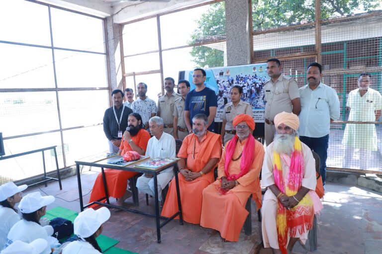 शुकतीर्थ गंगा घाट पर चला स्वच्छता अभियान, छात्रों ने किया श्रमदान