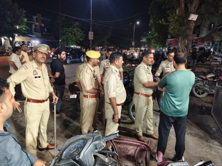 मीनाक्षी चौक पर पुलिस का सख्त एक्शन, अतिक्रमण हटवाया; रात 11 बजे तक होटल-दुकानें बंद करने के निर्देश