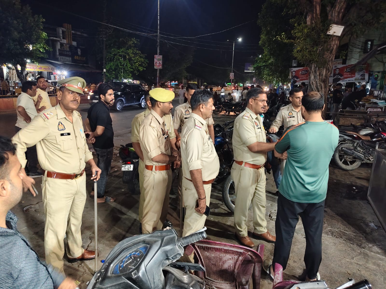 मीनाक्षी चौक पर पुलिस का सख्त एक्शन, अतिक्रमण हटवाया; रात 11 बजे तक होटल-दुकानें बंद करने के निर्देश