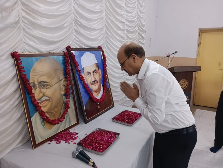 कलेक्ट्रेट में गांधी-शास्त्री जयंती पर कार्यक्रम, डीएम उमेश मिश्रा ने दी श्रद्धांजलि