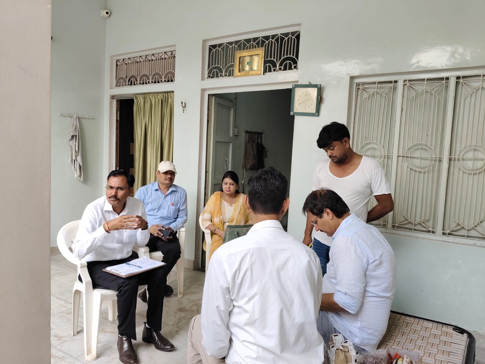 मुजफ्फरनगर – डेयरियों पर खाद्य विभाग की दबिश, 20 किलो घी सीज; दूध, खोया, पनीर समेत 7 नमूने जांच को भेजे