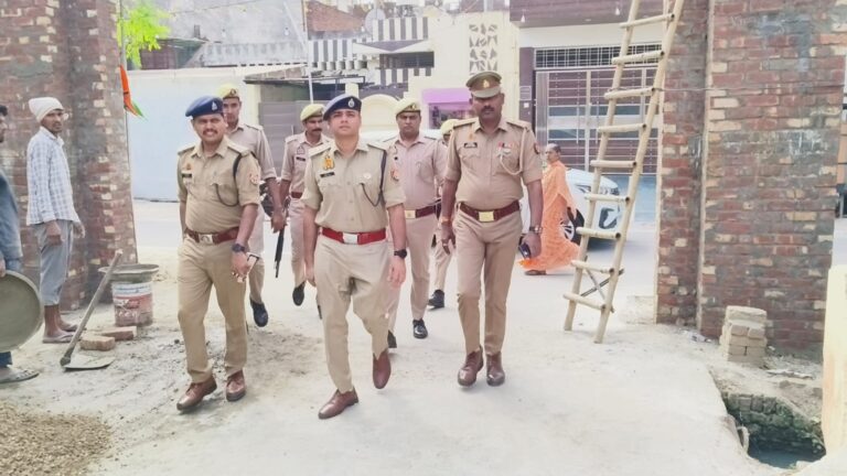 मुजफ्फरनगर: रामलीला स्थल पर सुरक्षा व्यवस्था का जायजा लेने पहुंचे SP सिटी अमृत जैन, पुलिसकर्मियों को दिए आवश्यक निर्देश