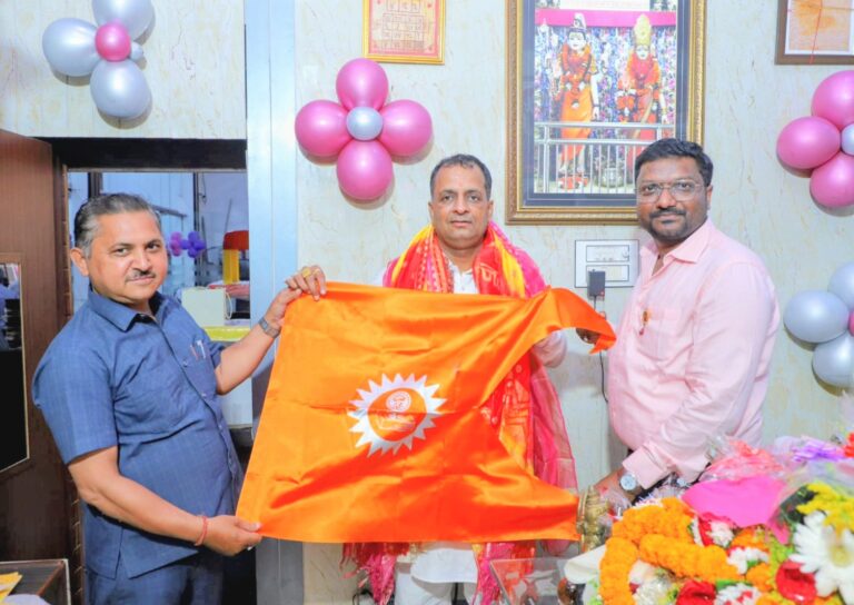 भारतीय वैश्य परिवार महासंघ ने महाराजा अग्रसेन जयंती पर शुरू किया केसरिया ध्वज वितरण अभियान