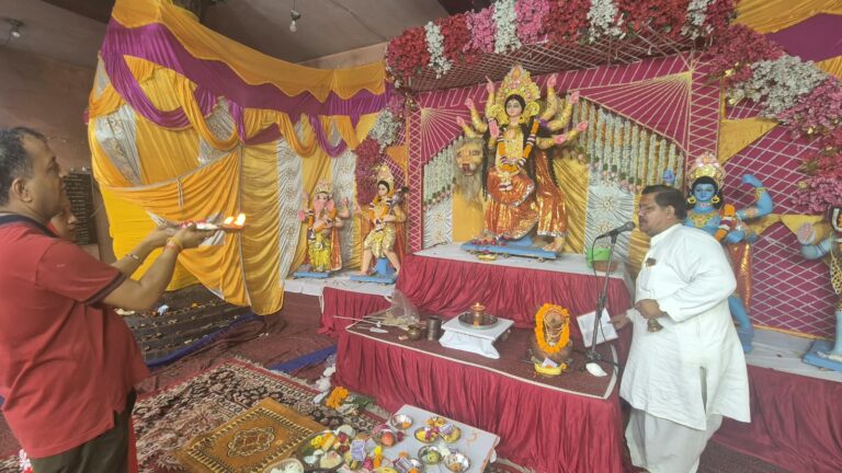 # मंदिर महादेव में धूमधाम से शुरू हुआ 11 दिवसीय दुर्गा पूजा महोत्सव  ## कलश स्थापना एवं मूर्ति पूजन के साथ हुआ शुभारंभ, प्रथम दिन माता की चौकी में भजनों पर झूमे श्रद्धालु