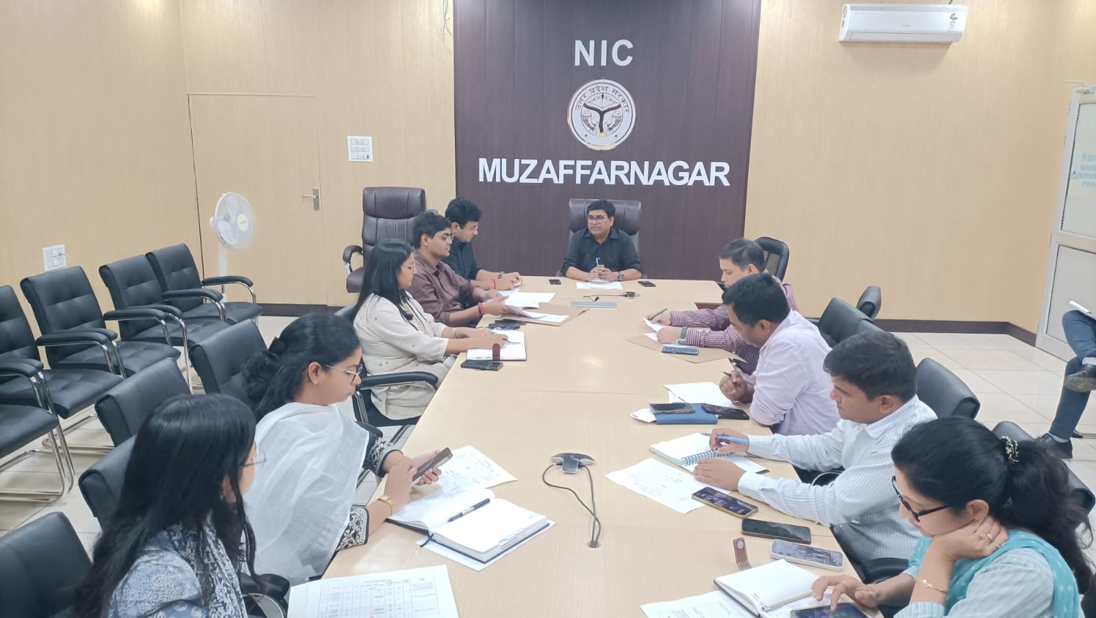 डीएम उमेश मिश्रा के निर्देश पर एडीएम गंभीर सिंह ने अधिकारियों को दिए निर्देश, जनगणना के प्रचार-प्रसार और कंट्रोल रूम स्थापित करने पर जोर