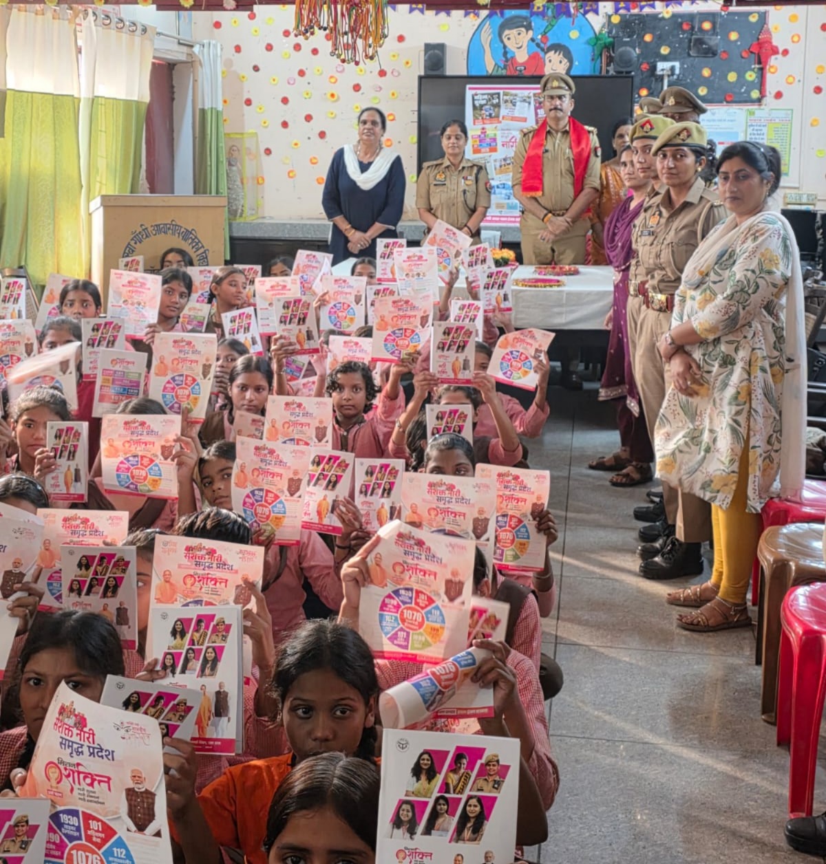 कस्तूरबा गांधी विद्यालय में मिशन शक्ति-6.0 का जागरूकता कार्यक्रम, छात्राओं को बांटे ज्योमेट्री बॉक्स