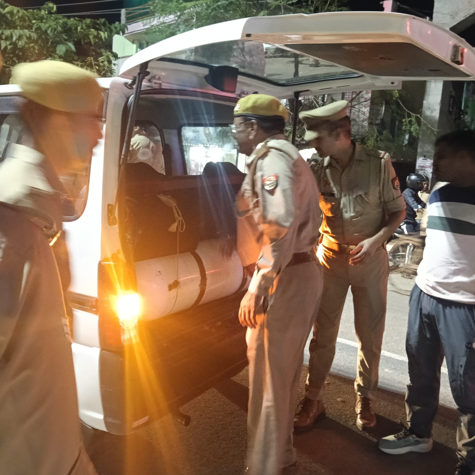 मुजफ्फरनगर में त्योहारों को लेकर पुलिस अलर्ट, बाजारों से रामलीला स्थलों तक पैदल गश्त; संदिग्धों की चेकिंग तेज