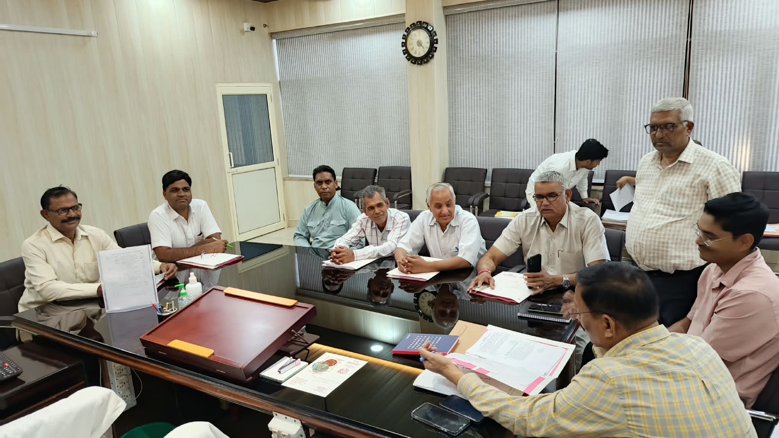 मुजफ्फरनगर में मतदेय स्थलों के पुनर्गठन की तैयारी तेज, राजनीतिक दलों के साथ बैठक , 23 अक्टूबर तक तैयार होंगे प्रस्ताव, आपत्तियों और सुझावों के निस्तारण के बाद 26 अक्टूबर तक मतदेय स्थलों को दिया जाएगा अंतिम रूप