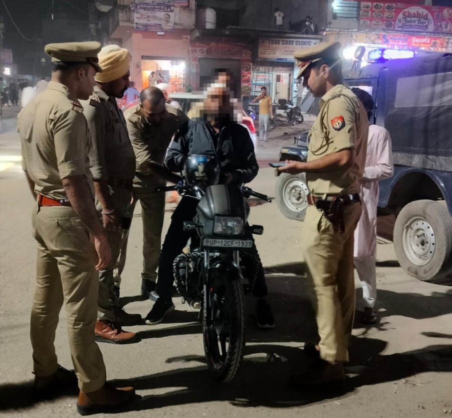 त्योहारों से पहले मुजफ्फरनगर पुलिस अलर्ट, बाजारों से धार्मिक स्थलों तक सघन पैदल गश्त,  एसएसपी सूरज कुमार राय के निर्देश पर पुलिस ने संभाला मोर्चा, संदिग्धों पर नजर और वाहनों की चेकिंग के निर्देश