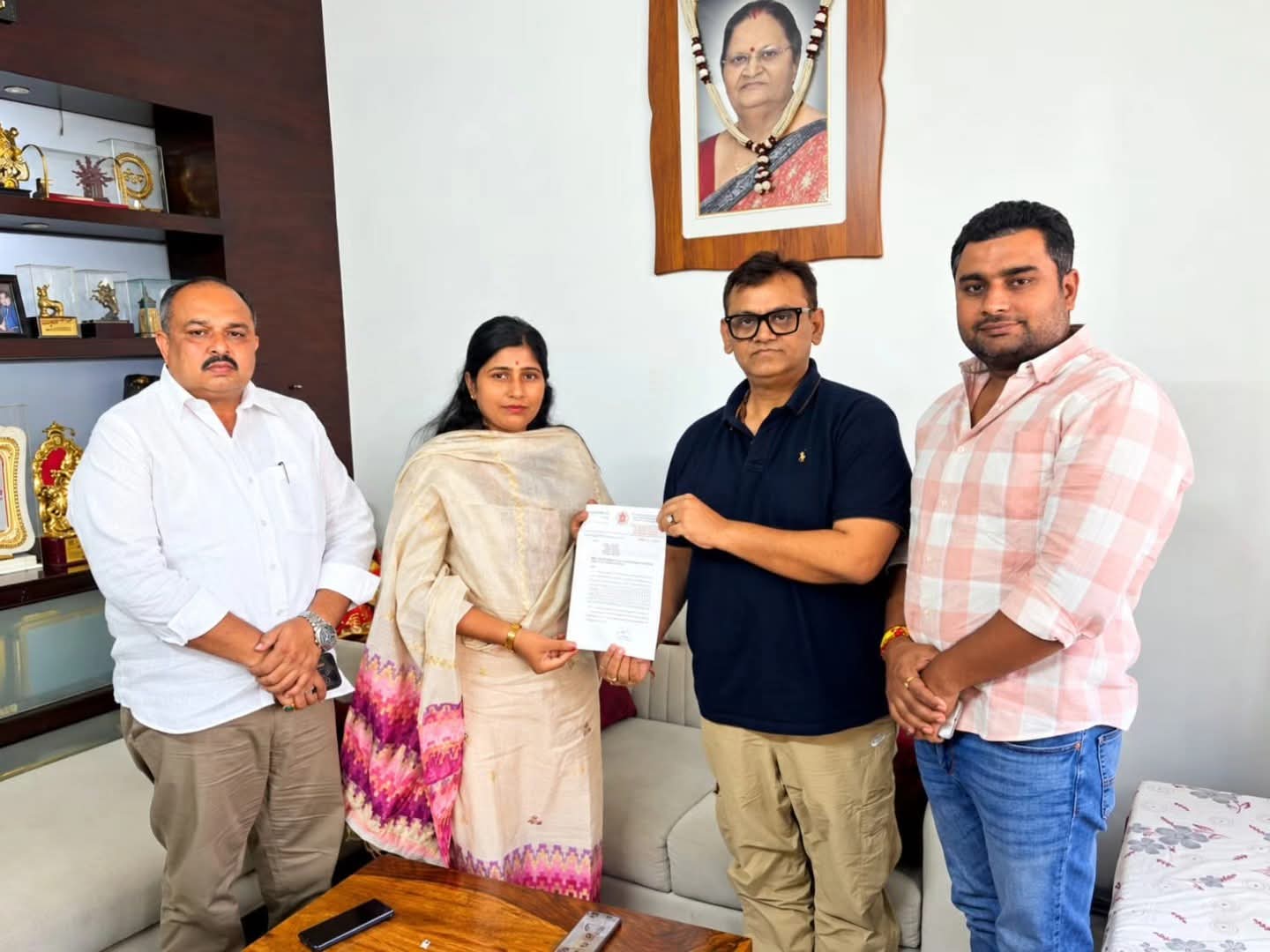 खेड़ी फिरोजाबाद और जौली में जलभराव की समस्या दूर कराने की पहल, विधायक मिथिलेश पाल की बेटी ने राज्यमंत्री दिनेश खटीक को सौंपा मांग पत्र