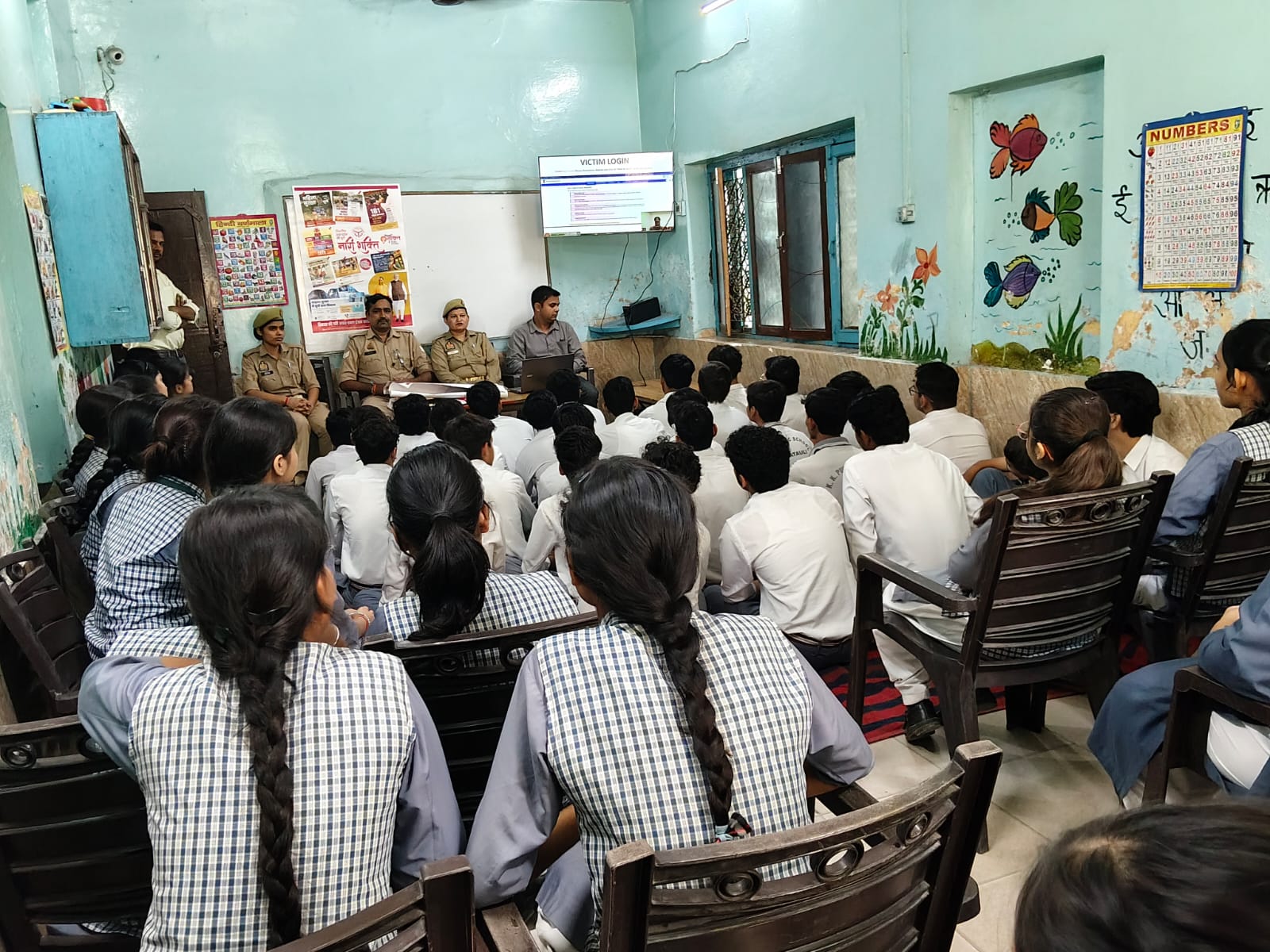 खतौली में पुलिस ने छात्रों को साइबर अपराधों के प्रति किया जागरूक, सोशल मीडिया के सुरक्षित इस्तेमाल के बताए तरीके