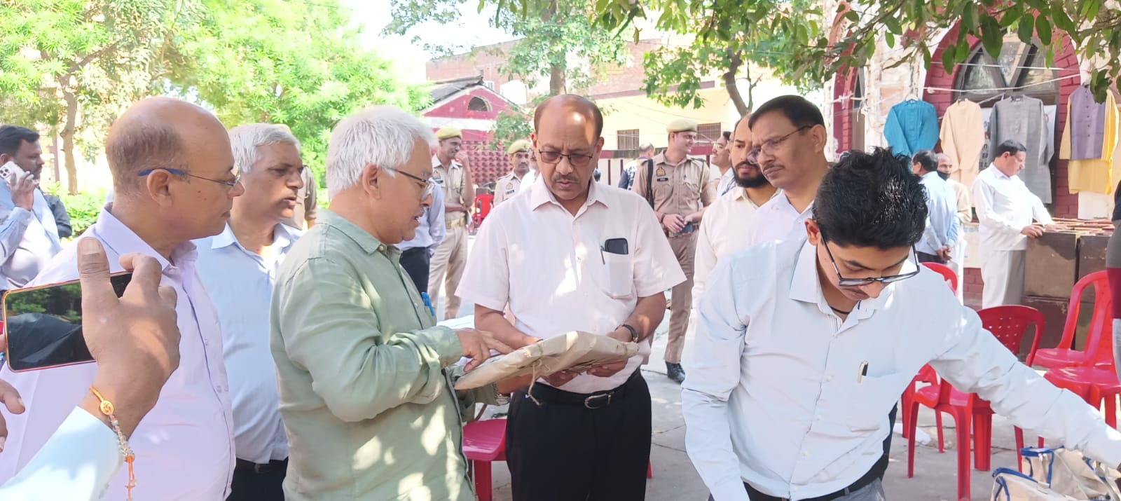 एमएलसी चुनाव की तैयारियां तेज: डीएम उमेश मिश्रा ने पोलिंग पार्टियों की रवानगी का लिया जायजा, लापरवाही पर सख्त चेतावनी