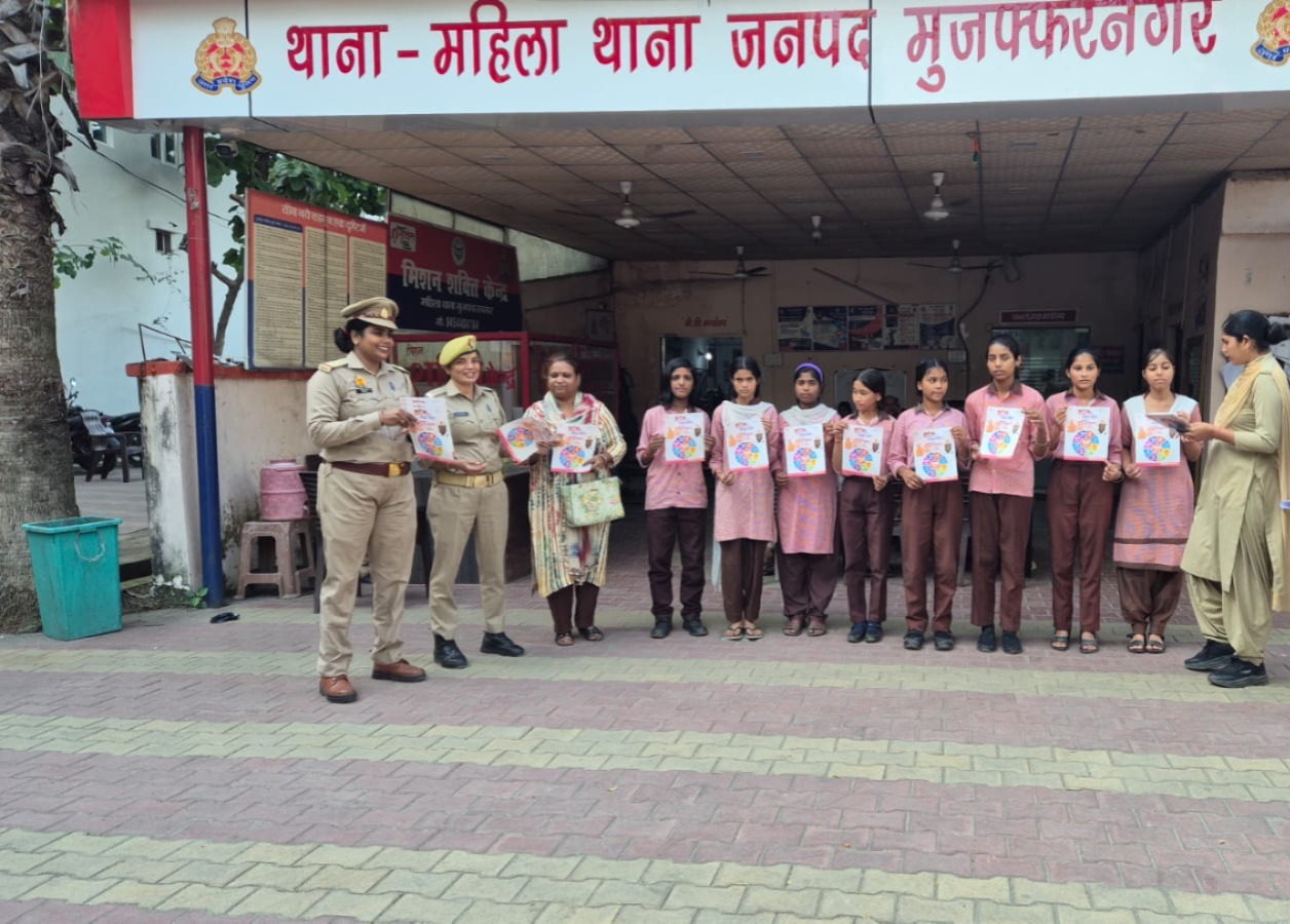 मुजफ्फरनगर: मेधावी छात्रा स्वाति बनीं एक दिन की थाना प्रभारी, महिला थाना पहुंचीं अलमासपुर स्कूल की छात्राएं