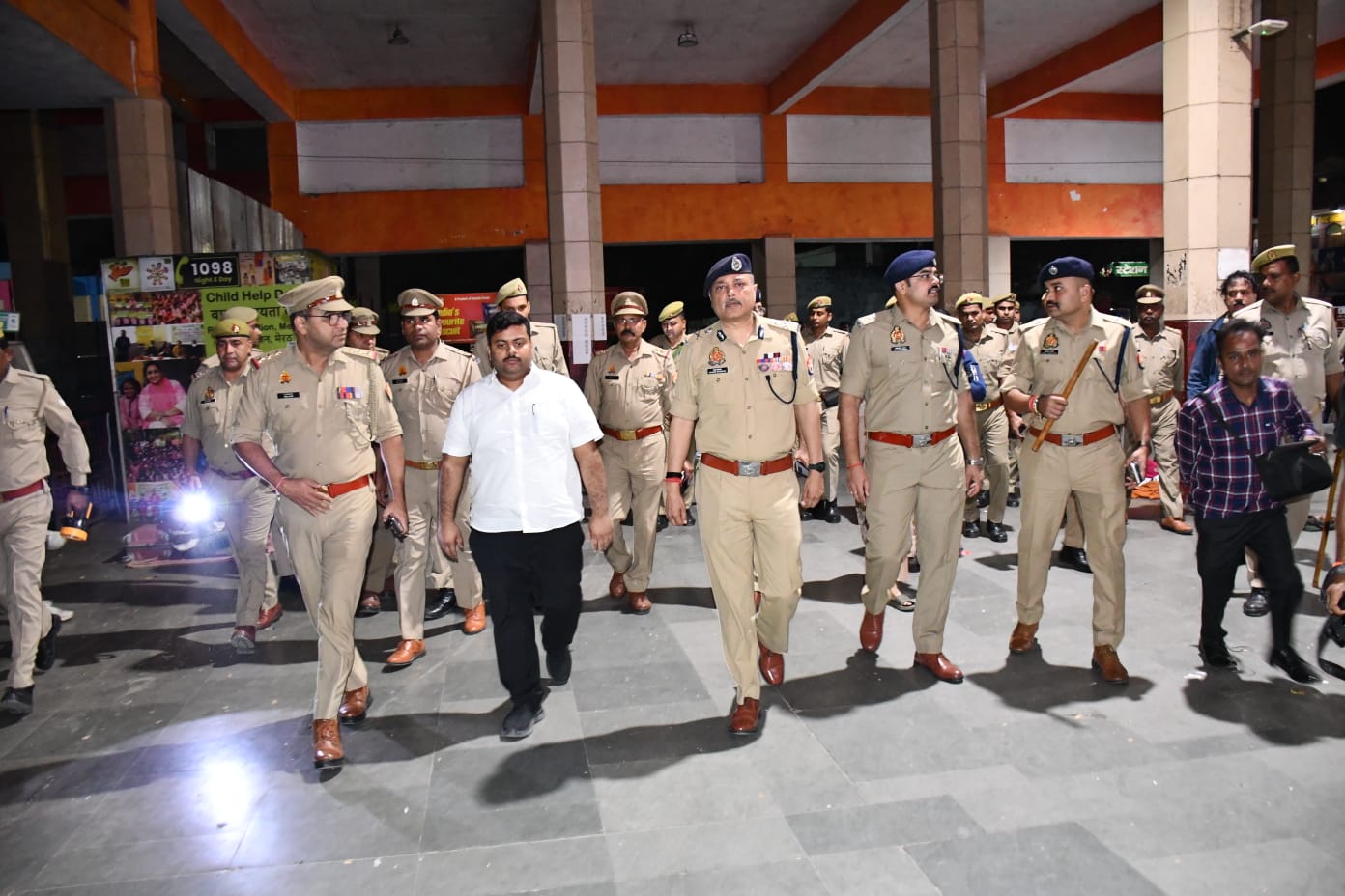मेरठ में PET परीक्षा को लेकर ADG भानु भास्कर का ग्राउंड जीरो पर एक्शन, बस अड्डे से रेलवे स्टेशन तक सुरक्षा का सघन निरीक्षण