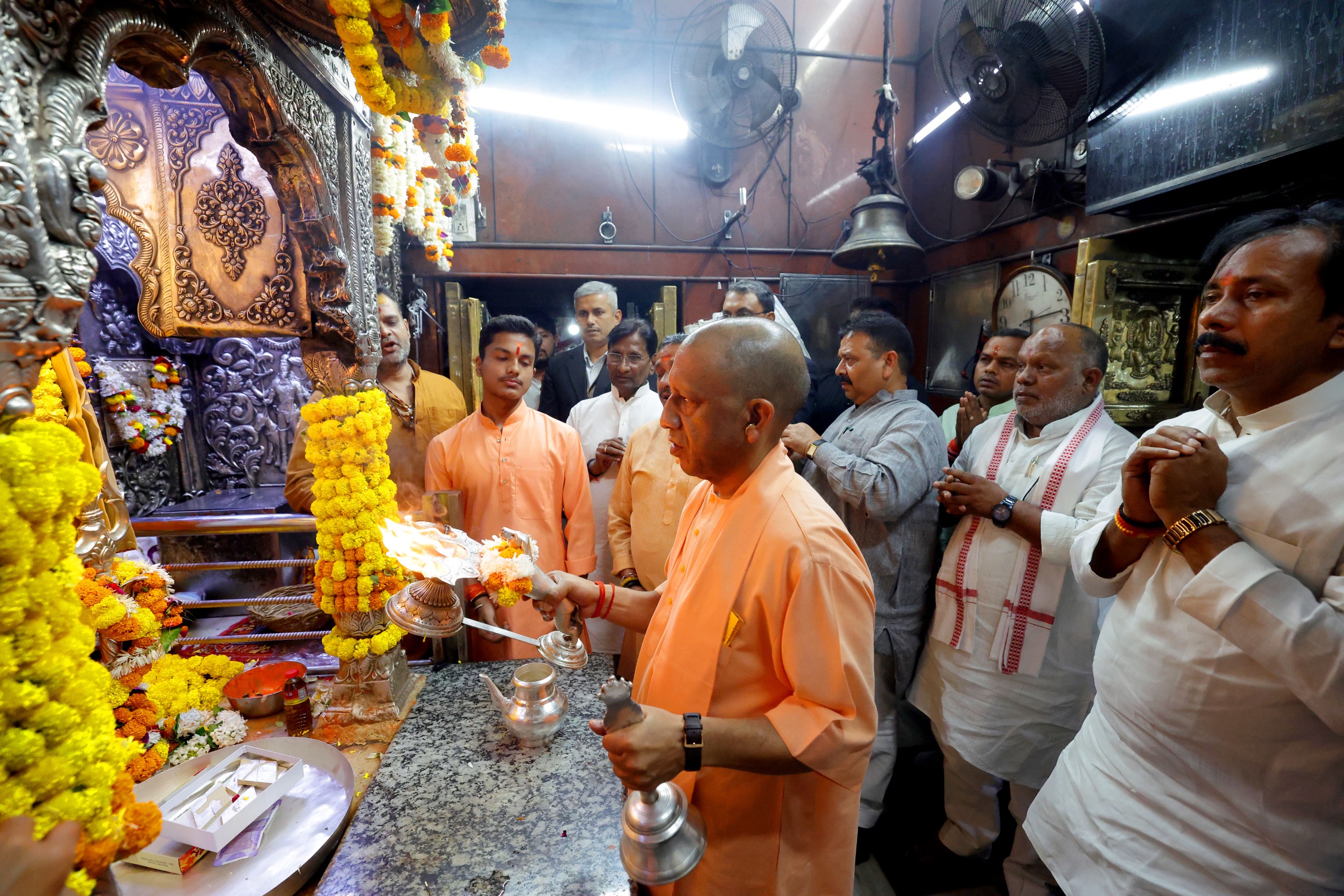 सीएम योगी ने बाबा कालभैरव और काशी विश्वनाथ के दरबार में लगाई हाजिरी, लोक कल्याण की कामना की