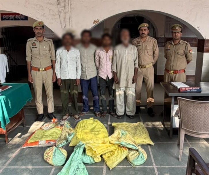 चरथावल में सोलर प्लांट पर हाथ साफ करने वाले 4 शातिर गिरफ्तार, 105.6 किलो तार बरामद; प्लास्टिक जलाकर निकालते थे कॉपर!
