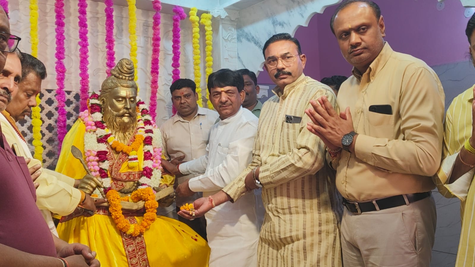 महर्षि वाल्मीकि के चरणों में नतमस्तक हुए मंत्री कपिल देव अग्रवाल, सत्य और सदाचार के मार्ग पर चलने का किया आह्वान