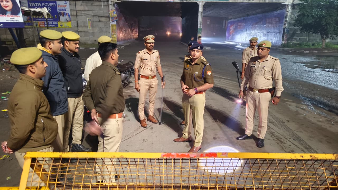 मुजफ्फरनगर में रात को सुरक्षा व्यवस्था परखने निकले एसपी सिटी अमृत जैन, पुलिसकर्मियों को दिए सख्ती और सतर्कता के निर्देश